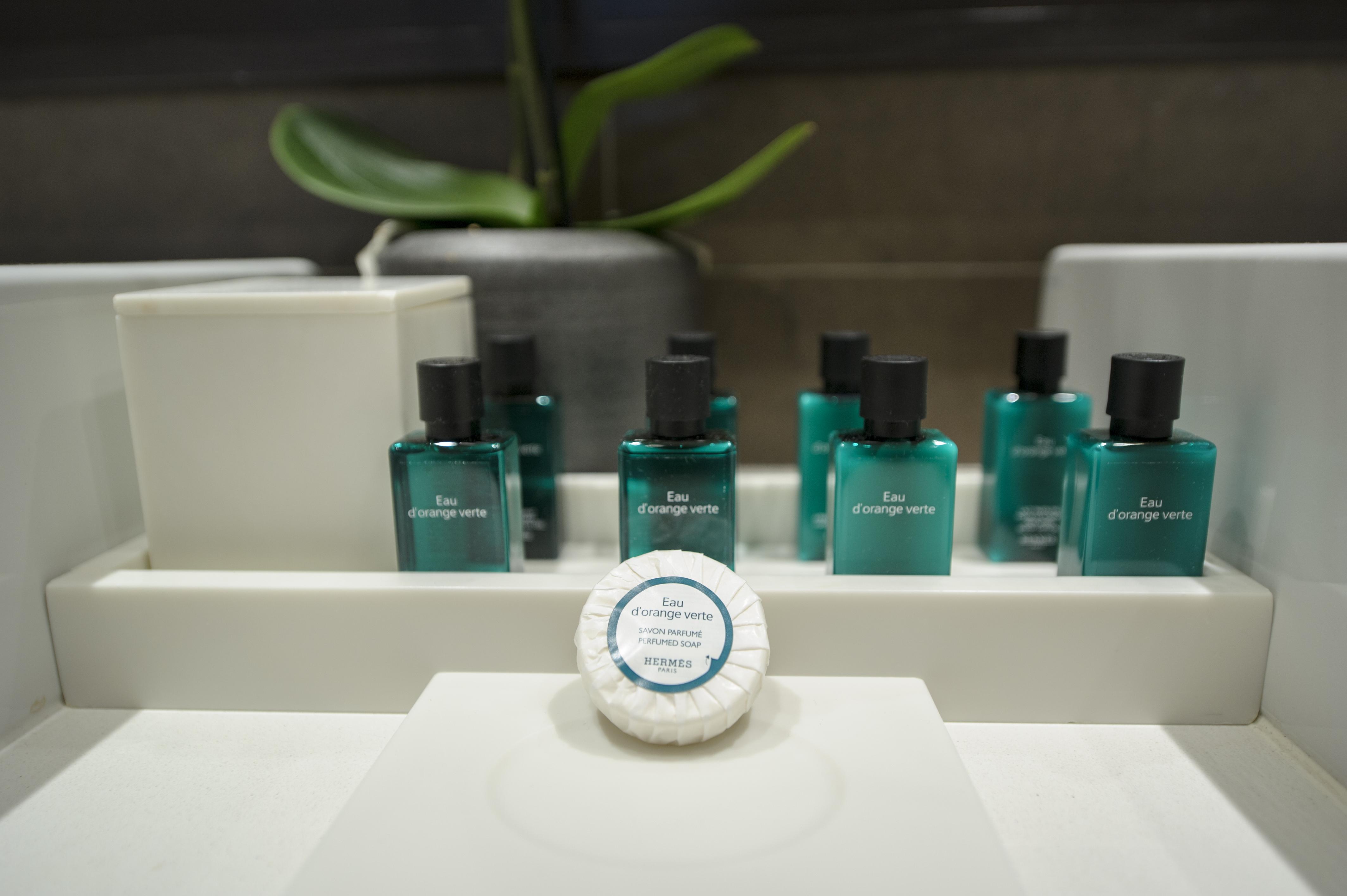 Nest Paris La Defense - Mgallery Puteaux Luaran gambar A soap and shampoo in a hotel bathroom