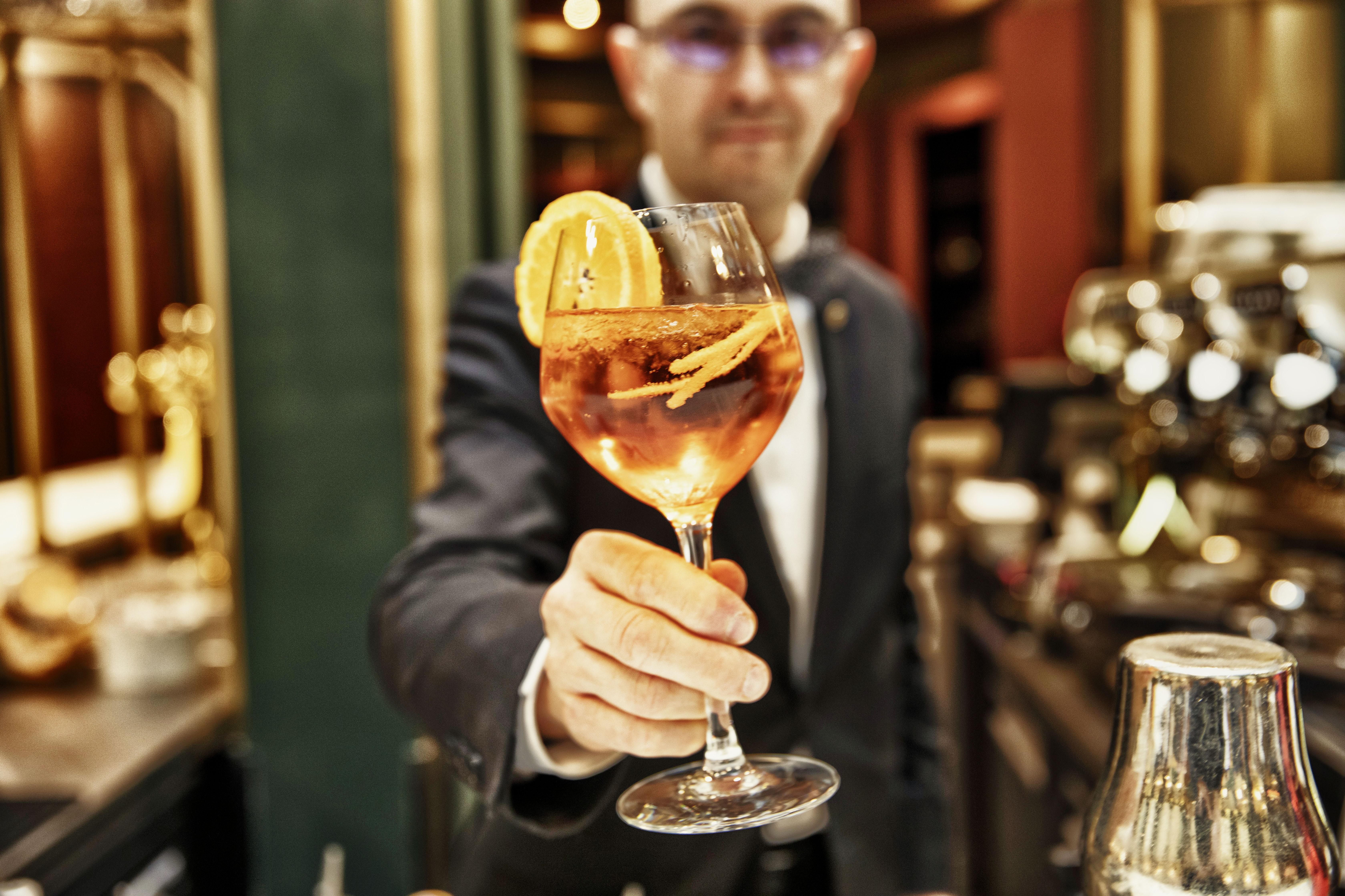 Nest Paris La Defense - Mgallery Puteaux Luaran gambar A bartender serving a cocktail