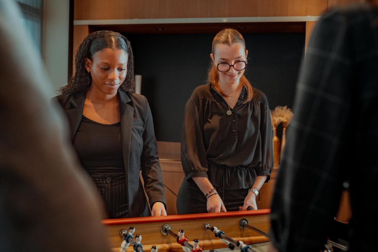 Nest Paris La Defense - Mgallery Puteaux Luaran gambar Two women playing table football