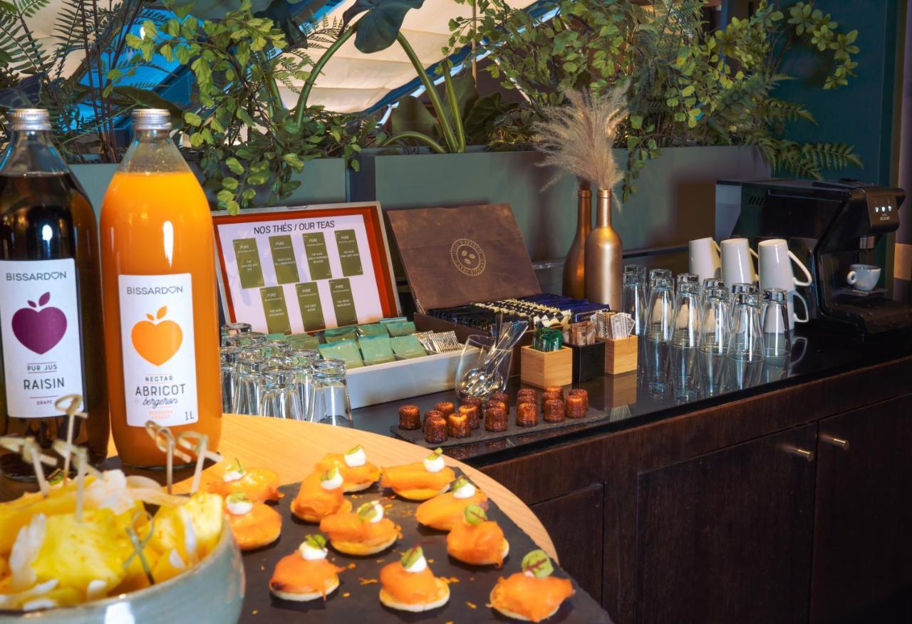 Nest Paris La Defense - Mgallery Puteaux Luaran gambar A selection of fruit and juice at a buffet