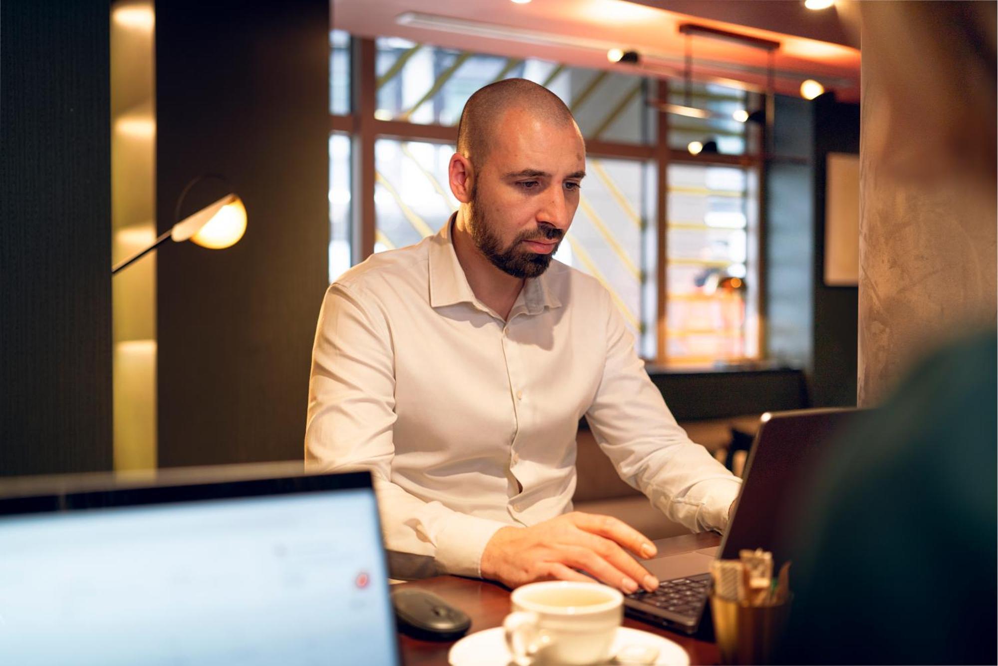Nest Paris La Defense - Mgallery Puteaux Luaran gambar A man working on a laptop