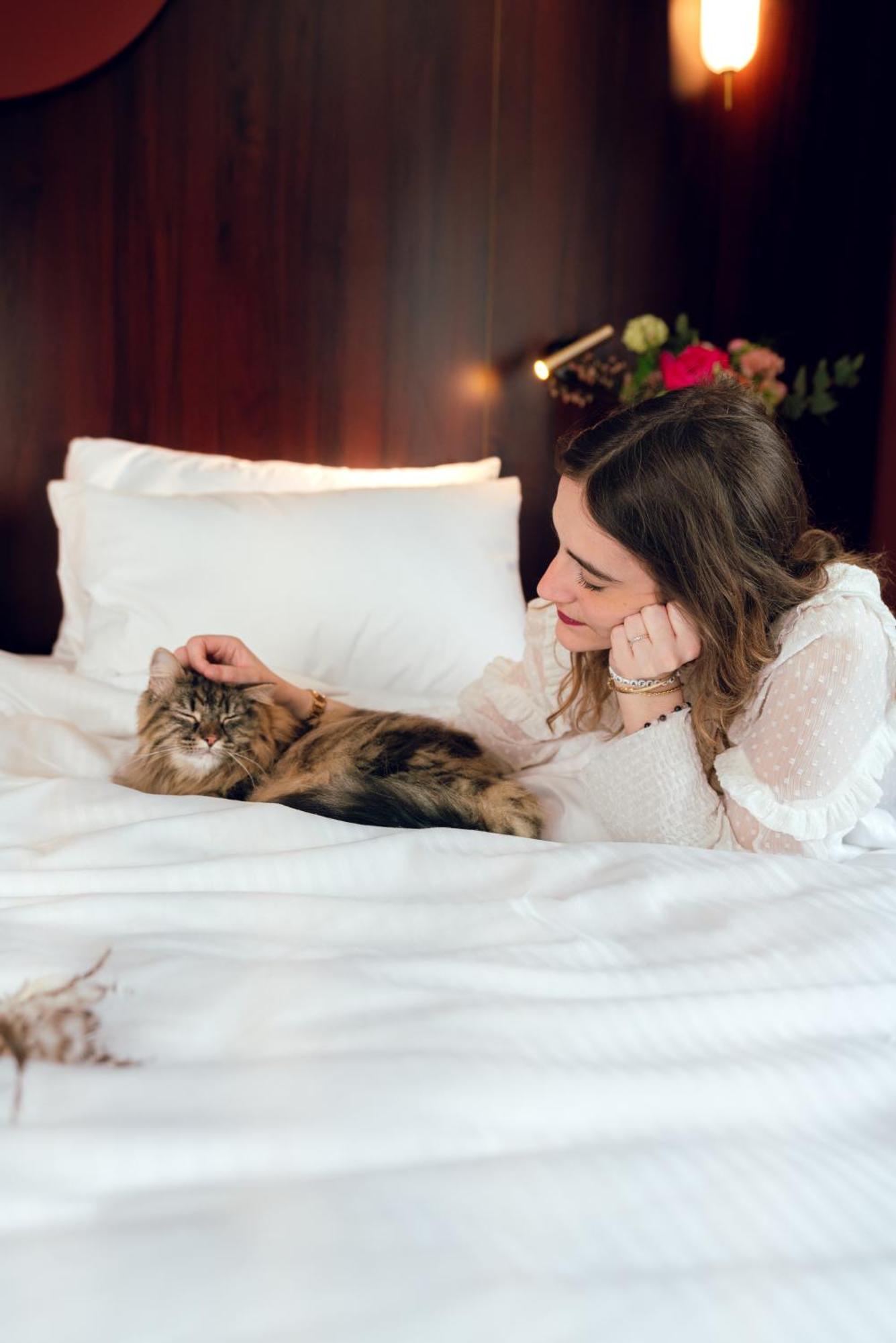 Nest Paris La Defense - Mgallery Puteaux Luaran gambar A woman with her pet cat