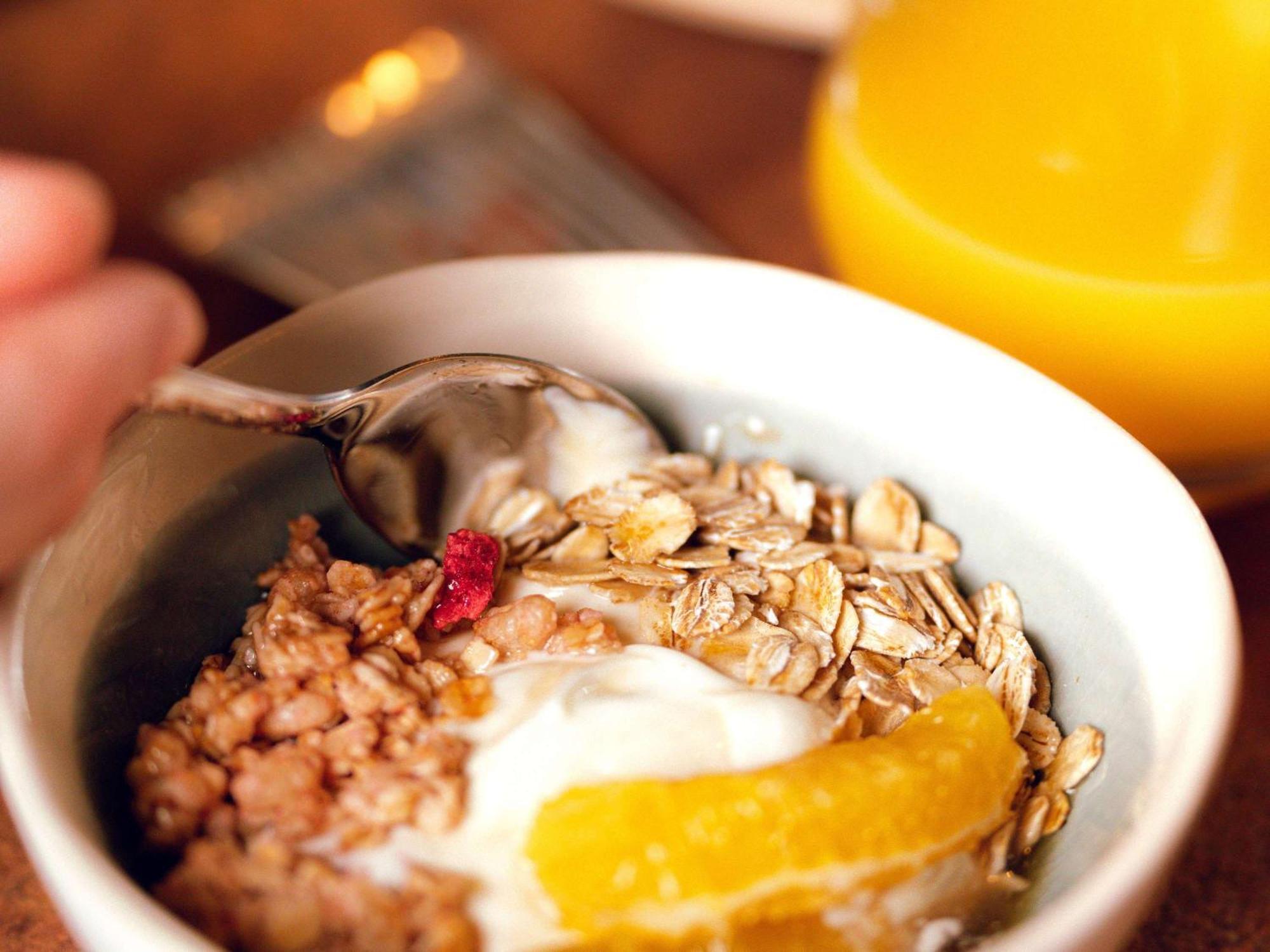 Nest Paris La Defense - Mgallery Puteaux Luaran gambar Müsli with yoghurt and fruit