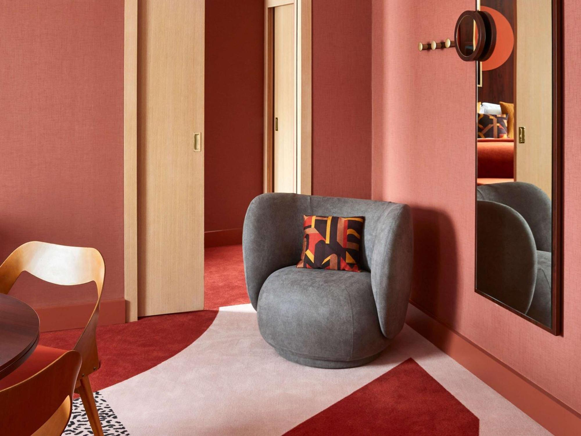 Nest Paris La Defense - Mgallery Puteaux Luaran gambar The interior of a suite at the hotel