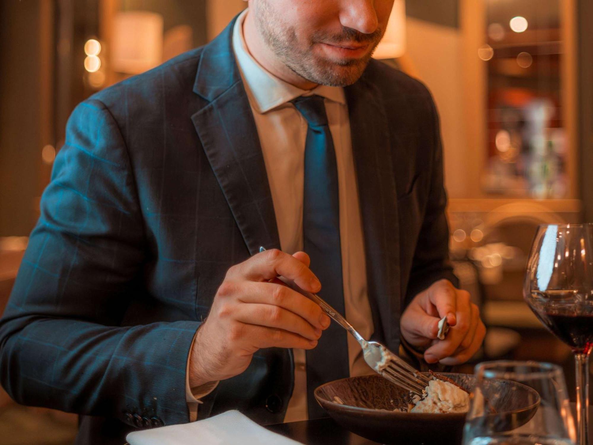 Nest Paris La Defense - Mgallery Puteaux Luaran gambar A man eating a chocolate dessert