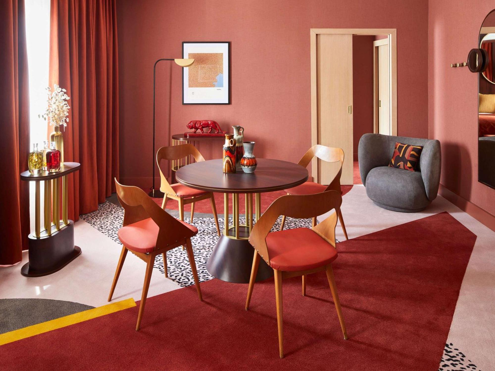 Nest Paris La Defense - Mgallery Puteaux Luaran gambar A dining room with a red carpet