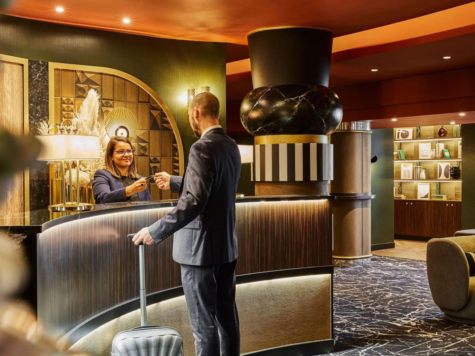 Nest Paris La Defense - Mgallery Puteaux Luaran gambar The reception of the hotel