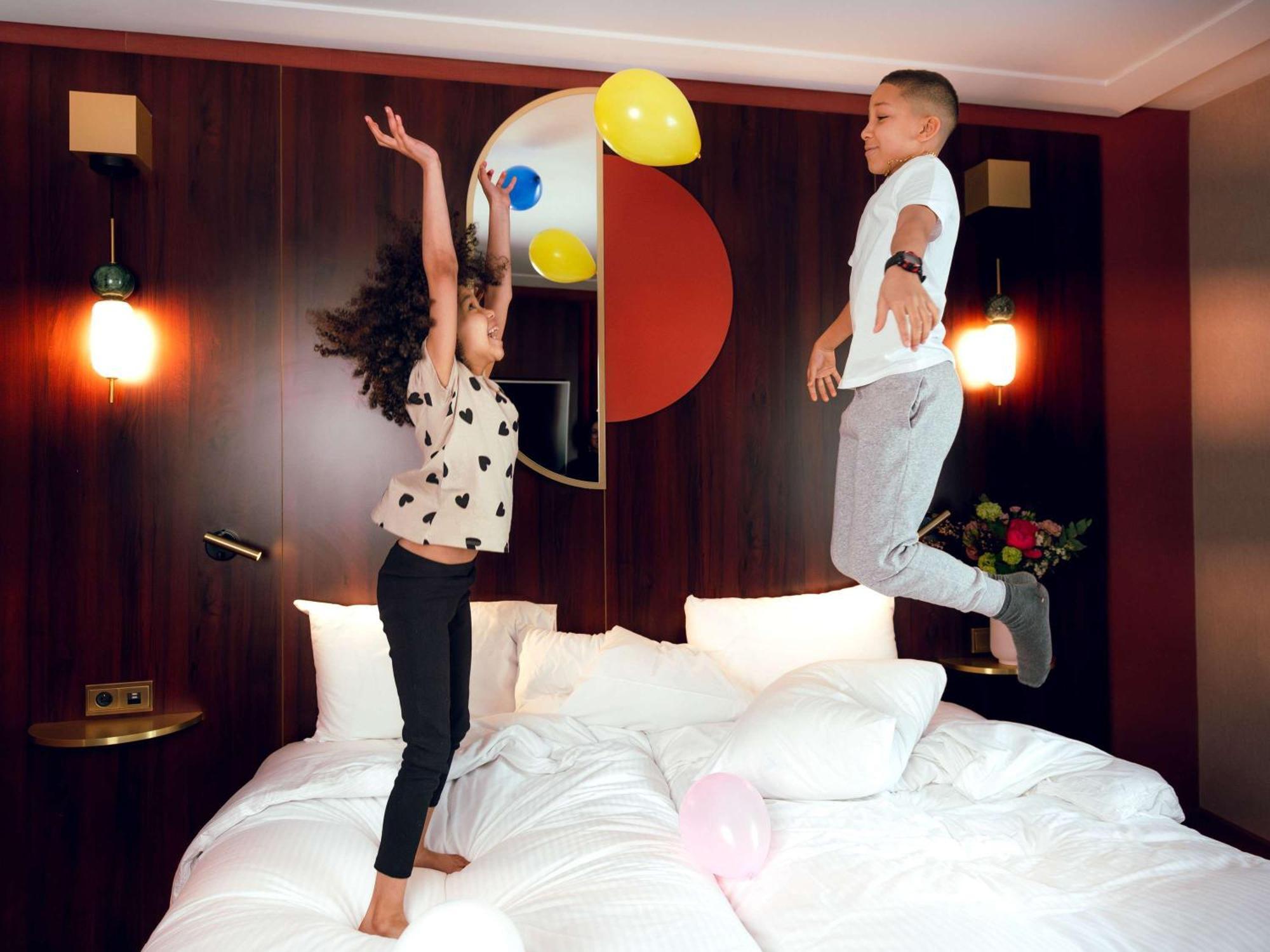 Nest Paris La Defense - Mgallery Puteaux Luaran gambar The bed in the hotel room
